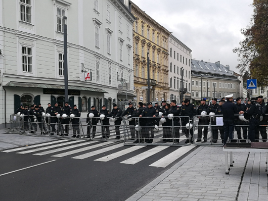 Polizei an der Absperrung