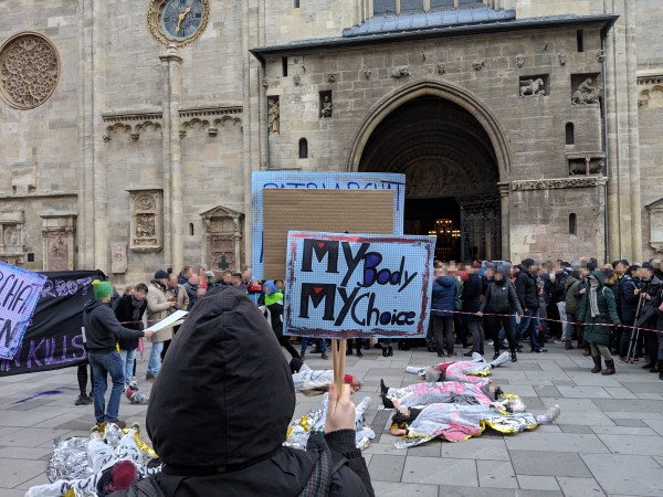 Foto: Schild mit der Aufschrift My Body My Choice, mit Glitzer verziert