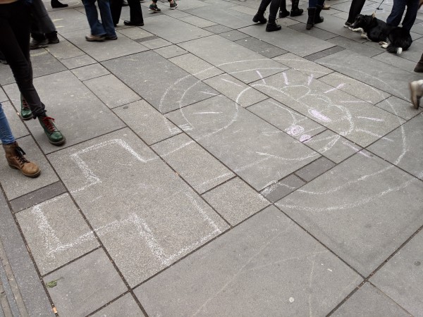 Foto: Feministische Kreidemalerei am Boden